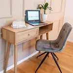 Zentrale Fusslaeufig Zu Weser Und Innenstadt * Bréma