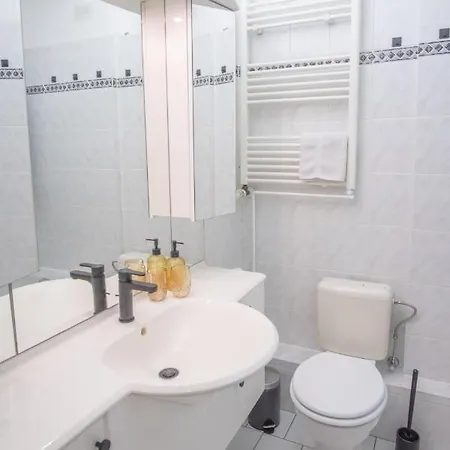 Zentrale Fusslaeufig Zu Weser Und Innenstadt * Bremen