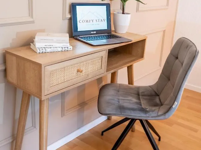 Zentrale Fusslaeufig Zu Weser Und Innenstadt * Brema