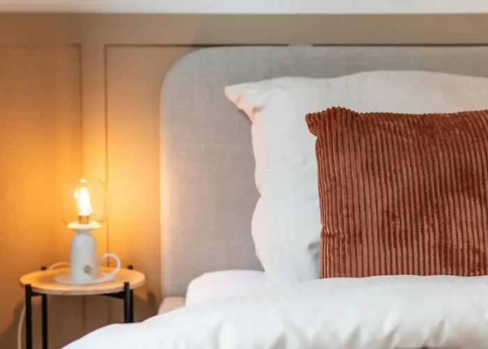 Zentrale Fusslaeufig Zu Weser Und Innenstadt * Бремен