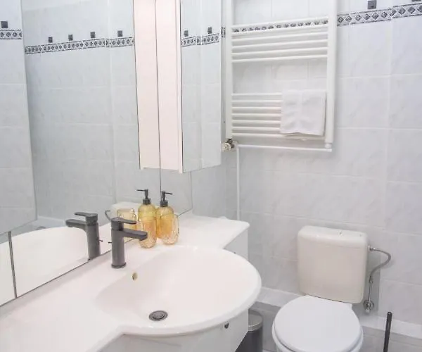 Zentrale Fusslaeufig Zu Weser Und Innenstadt * Бремен